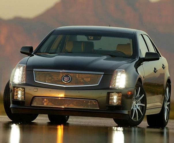 Beim genauen Hinschauen erkennt man die Kameraöffnung im Gehäuse des Innenspiegels: Cadillac STs mit Fernlichtassistent.